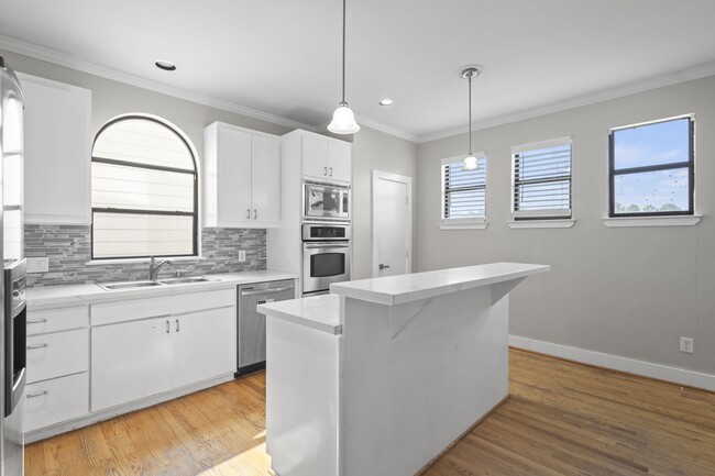 Building Photo - 2154 Arabelle St