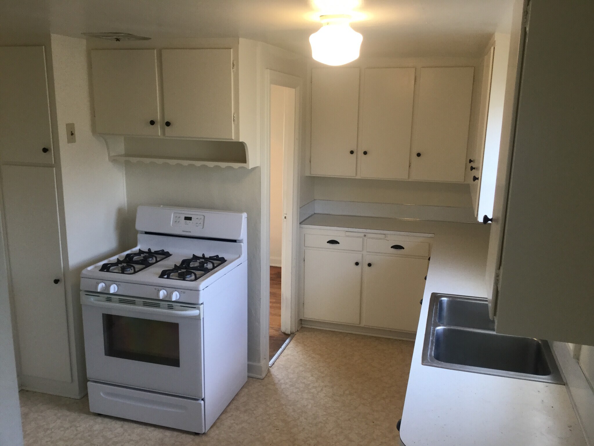 Building Photo - 1010 E 2nd St