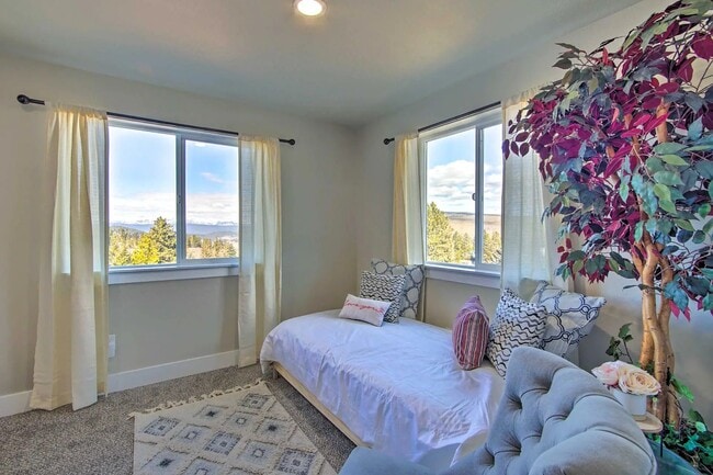 Building Photo - 3 Bedroom 2.5 Bathroom House In Cle Elum With Great Amenities and Sweeping Views