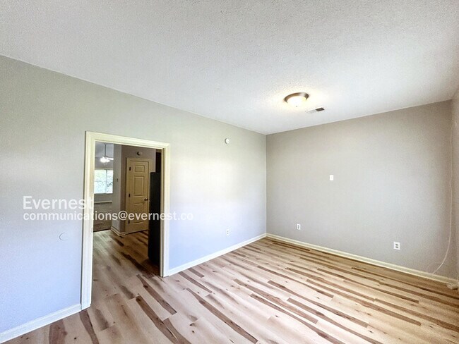 Building Photo - 692 Walnut Valley Ln