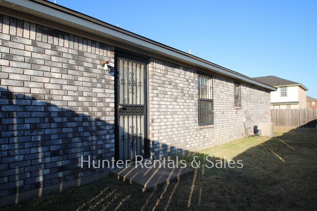 Building Photo - Spacious Three-Bedroom!