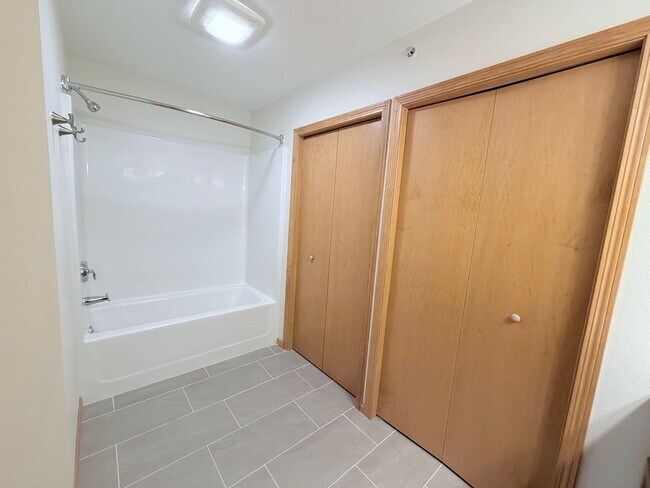 Building Photo - 2 Bed / 2 Bath Apartment in Madison, WI 53579