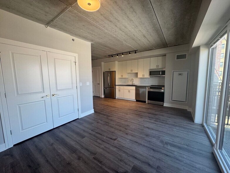 Building Photo - 952 W Carmen Ave