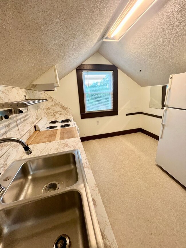 Building Photo - Inglewood 1 Bedroom Upstairs Apartment $10...