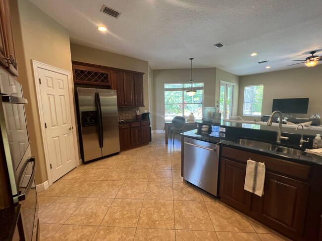 Building Photo - Beautiful 5 Bed 4 Bath Pool Home in the gu...