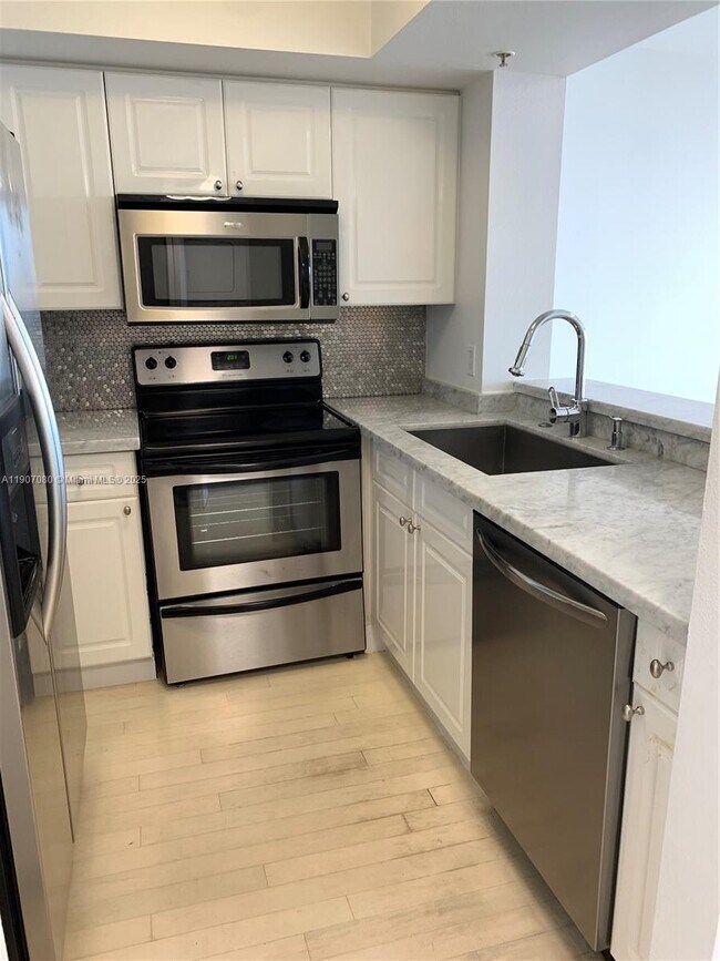 Building Photo - 1800 Sunset Harbour Dr