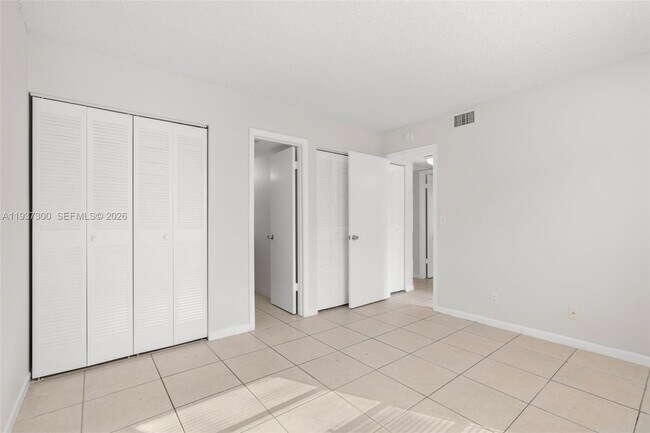 Building Photo - 10032 Twin Lakes Dr