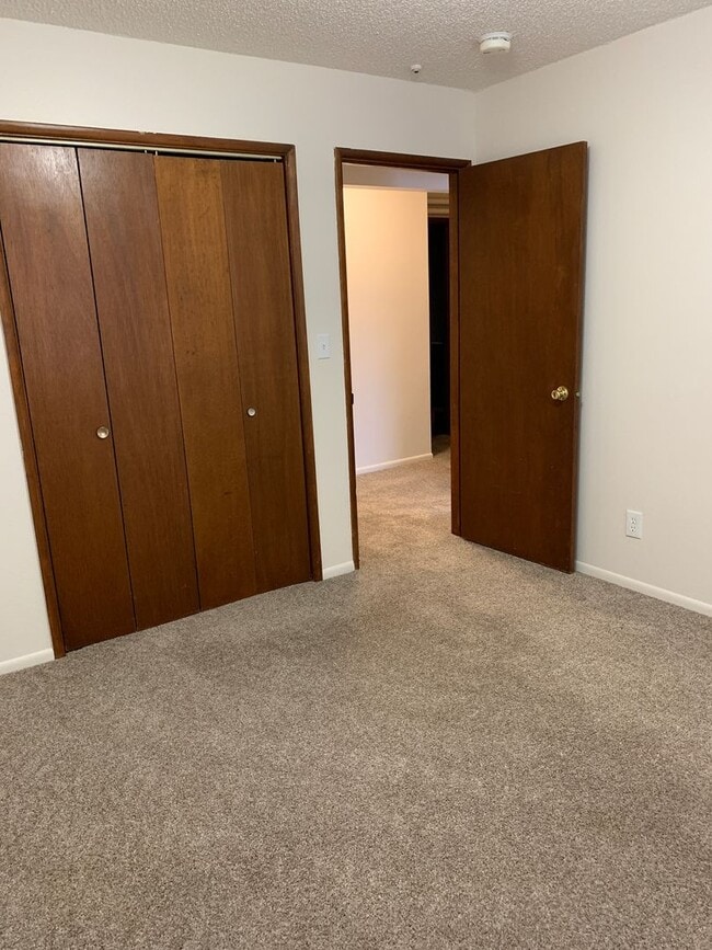 Building Photo - AVAILABLE NOW!! West side - 2 Bdrm, 1 Bath