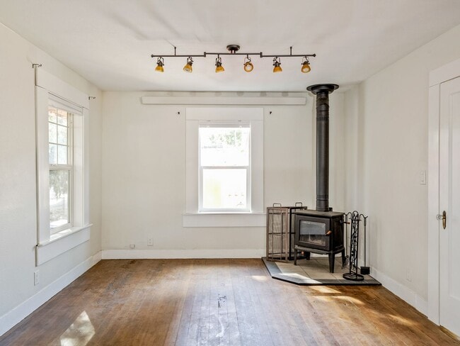 Building Photo - Adorable, fully updated 1-bdr/1-bath Milwa...