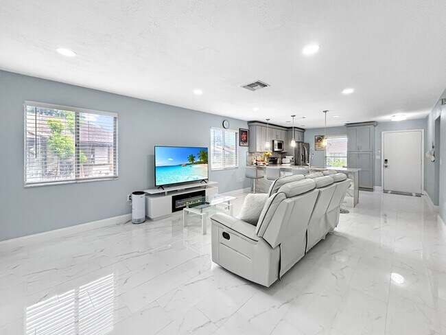 Building Photo - Beautifull 2-Bedroom End-Unit Villa in Palm Harbor!
