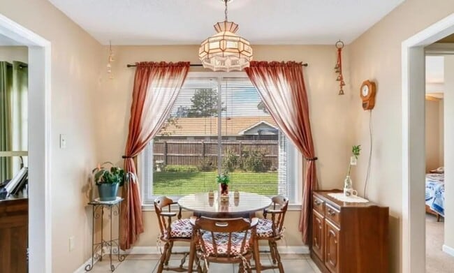 Building Photo - Charming 3 Bed / 2 Bath Home with Split Fl...