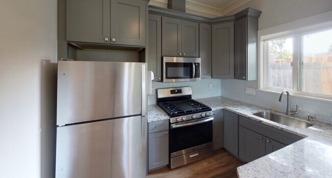 Building Photo - 15427 Stratford Dr