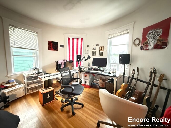 Building Photo - 39 Turner St