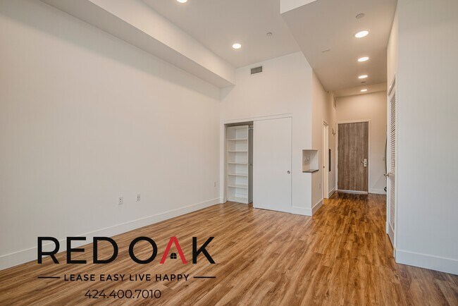 Building Photo - 453 S Kenmore Ave