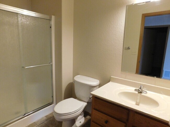 Building Photo - Charming 3 Bed, 2 Bath Townhome with Singl...