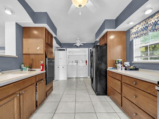 Building Photo - 627 Ferretti Ave