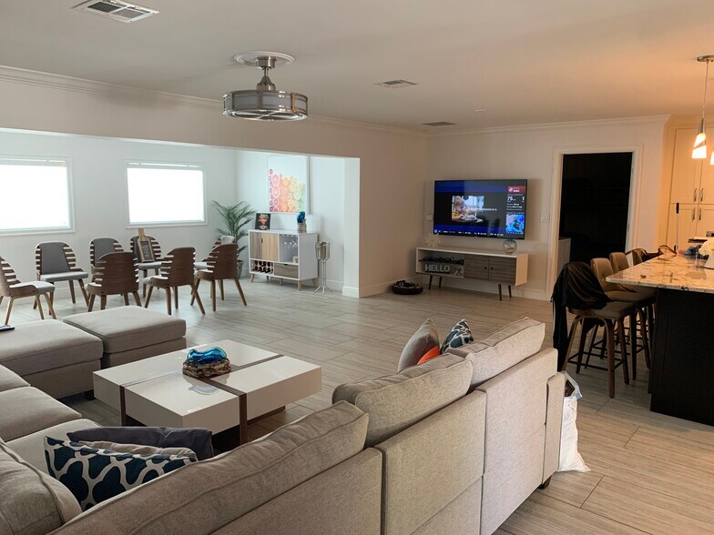 Building Photo - 5330 Bayshore Ave