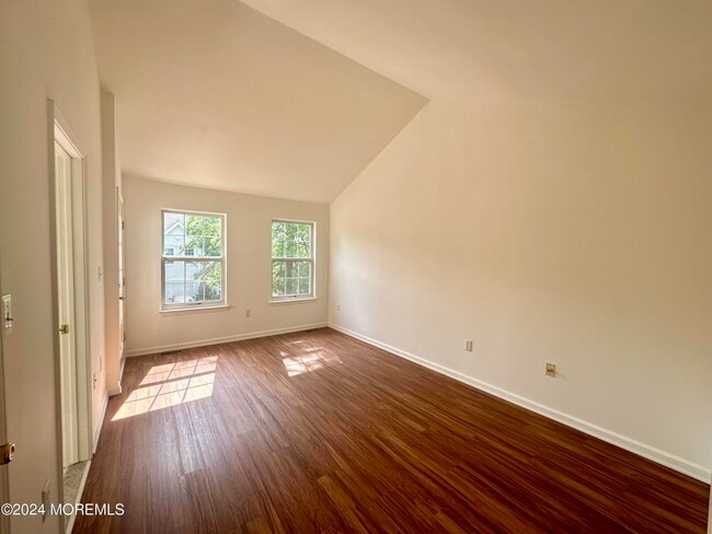 Building Photo - 39 Meadow Ln