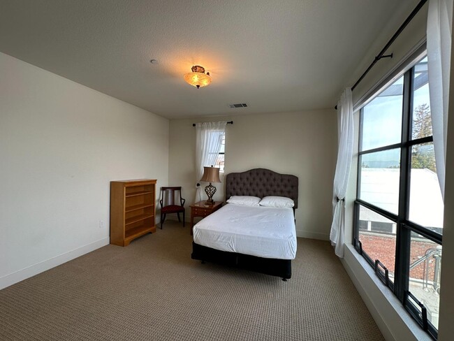 Building Photo - 116 S 1st St