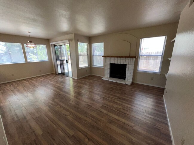 Building Photo - Two Story, 4BR/2.5BA, Very Large Backyard ...