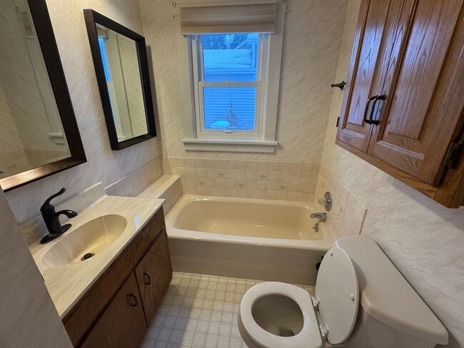 Building Photo - Cute Home in Central Bismarck with Huge Garage