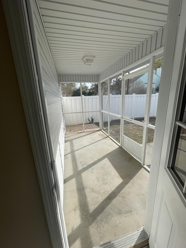 Building Photo - 505 Sunny Side Way
