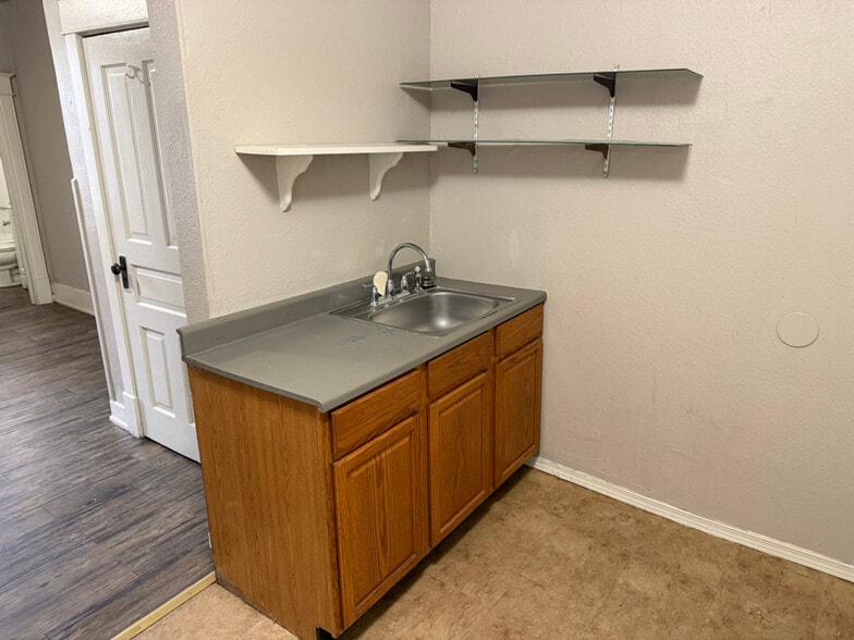 Building Photo - 1605 N Madison St