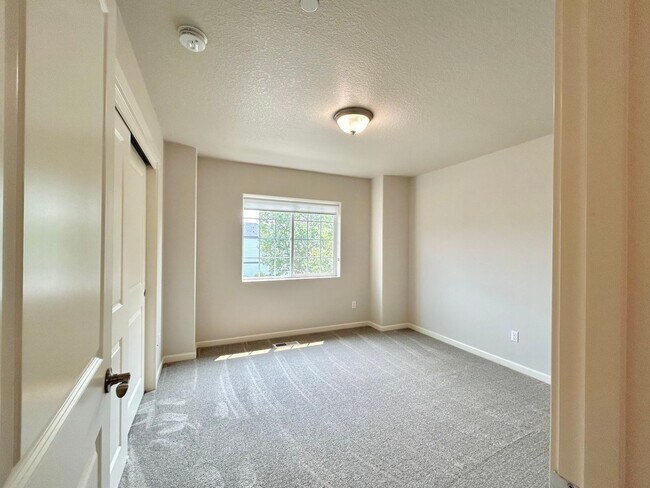 Building Photo - Stunning 2 Bed, 2.5 Bath Craftsman Townhome with Community Amenities!