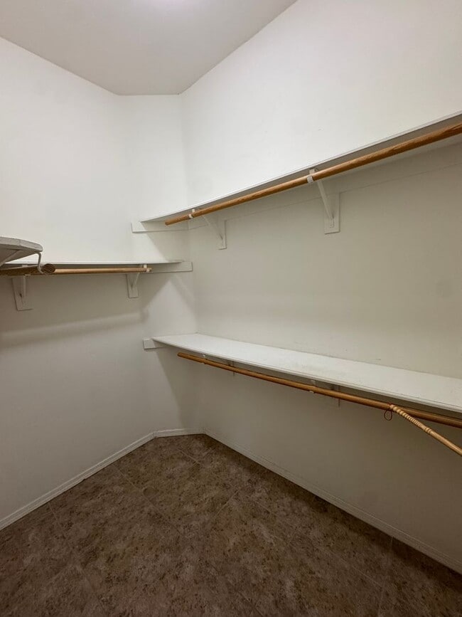 Building Photo - 4 Bed 2 Bath Charming and Well-Cared-For H...