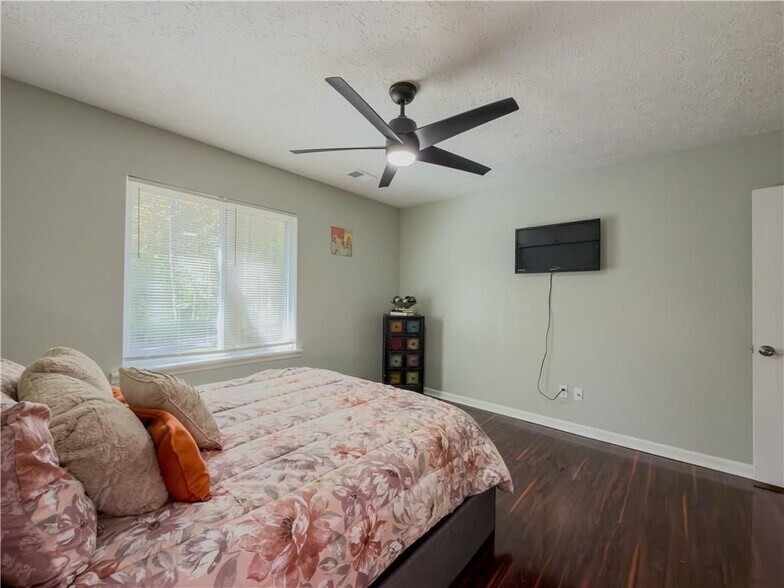 Building Photo - 580 Pineland Cir