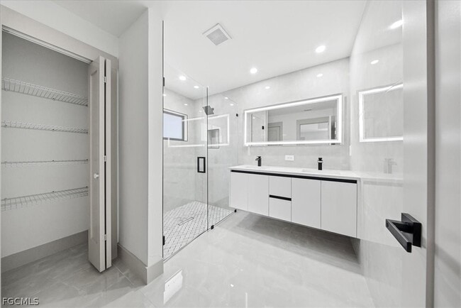 Building Photo - 541 Chalet Ave S