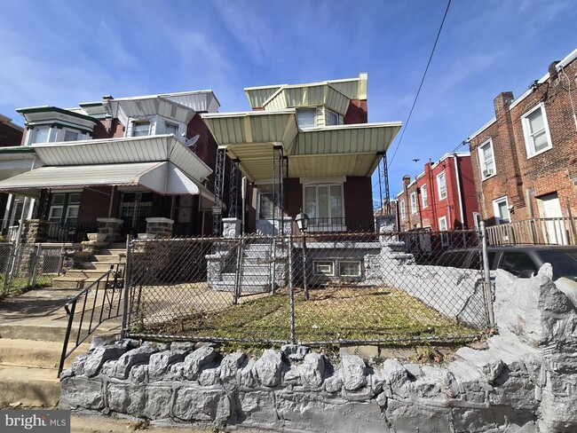 Building Photo - 5011 Larchwood Ave