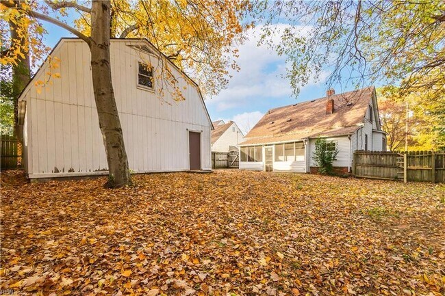 Building Photo - 3537 Buckingham St