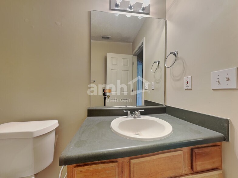 Building Photo - 3052 Lake Park Trail