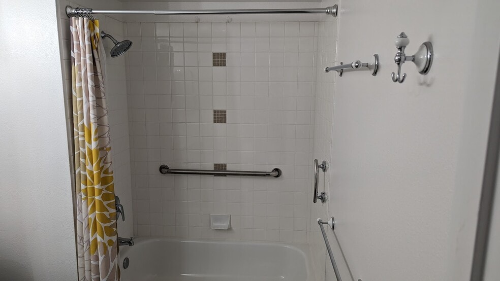 Bath / Tub / Bars - 1525 NW 57th St