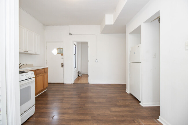 Building Photo - 921 S Laflin St