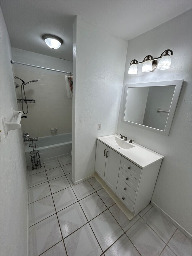 Building Photo - 5550 N Braeswood Blvd