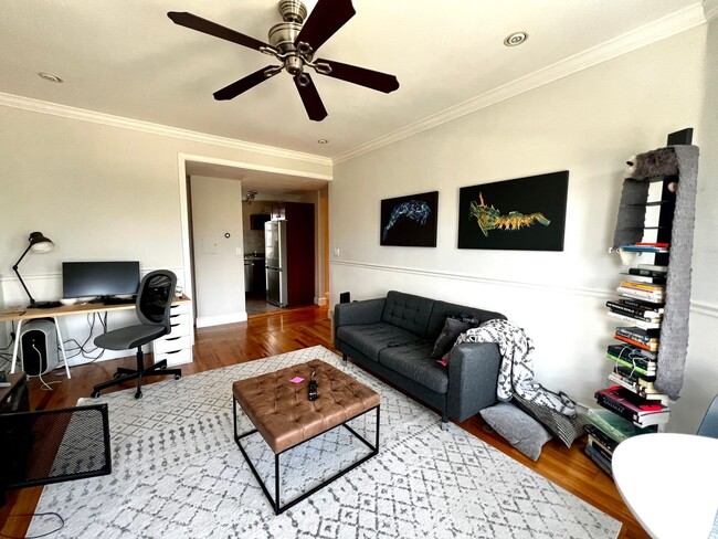 Building Photo - Renovated Top Floor 1-Bed on Park Drive | ...