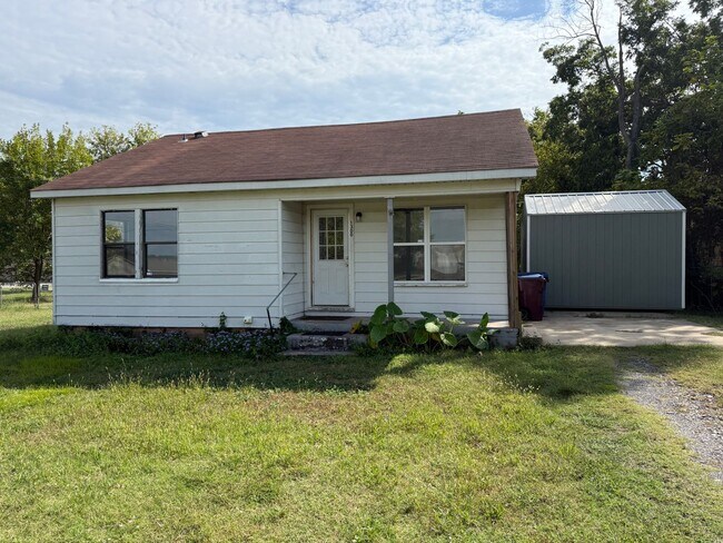 Building Photo - 2 Bed 1 Bath House, Gas Heat & Hot Water