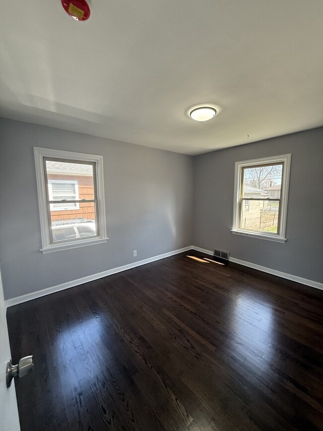 Building Photo - 18343 Oakwood Ave