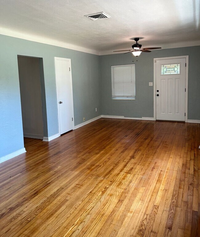 Building Photo - 3 bedroom 1 bath home with a large yard an...