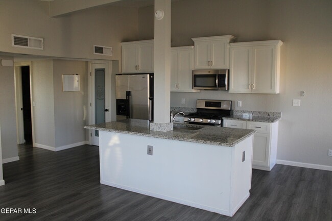 Building Photo - 11100 La Quinta Pl