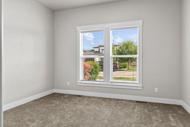 Building Photo - Beautiful split bedroom floorplan in the Sky Mesa Community!