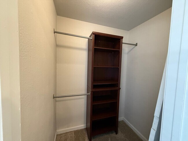 Building Photo - Updated 2-bedroom condo in gated community!