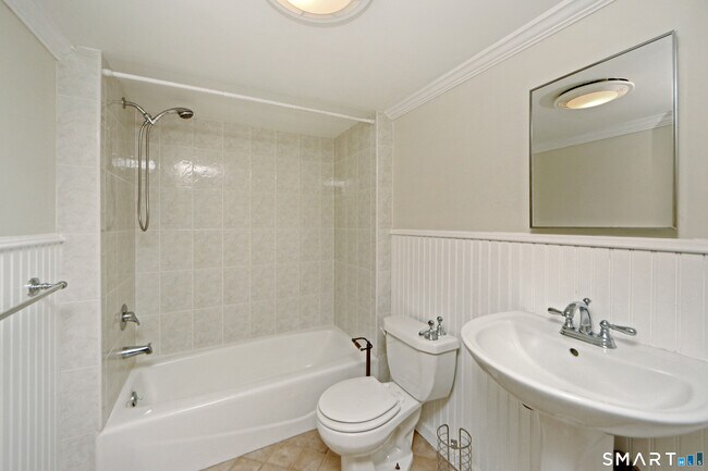 Building Photo - 950 Rock Rimmon Rd