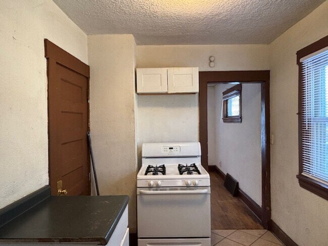 Building Photo - 3 BR/1 BA Single-Family Home in St. Paul!