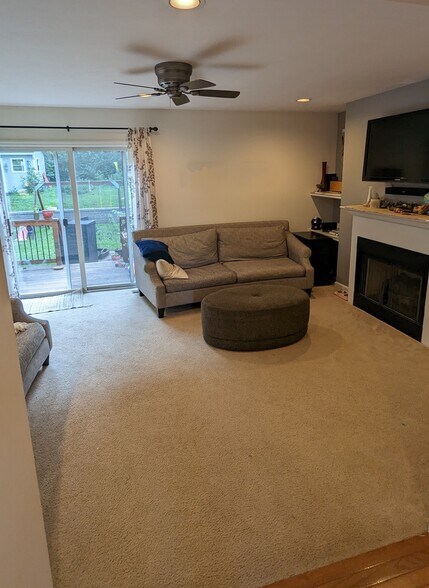 Living room - 2562 Creve Coeur Dr