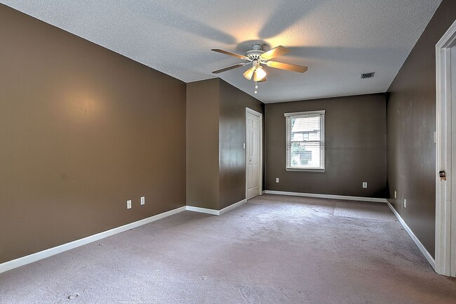 Building Photo - 206 Windridge Colony