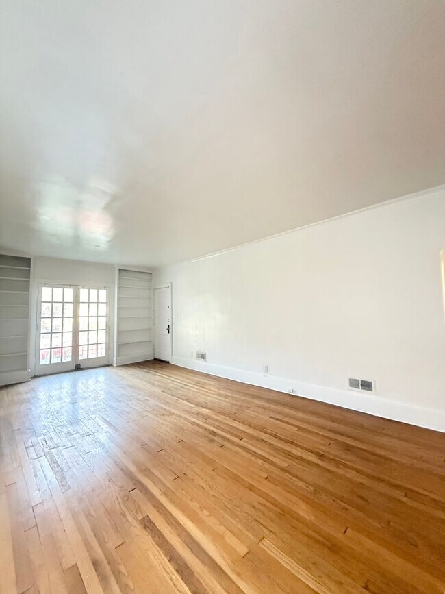 Building Photo - Charming Three Bedroom! Available Now!