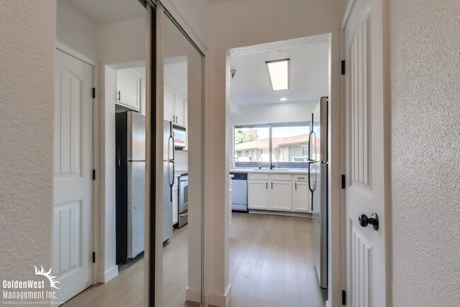 Building Photo - Newly Remodeled 2Bdm 1Ba Condo Located in Oceanside!